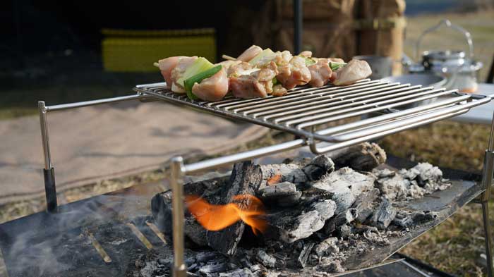 東京キャンプの焚き火台と焼き網、五徳セット